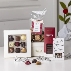 Rød gavekasse med småkager og chokolade