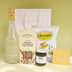 Sommerpose med forfriskende cider, chips og delikatesser