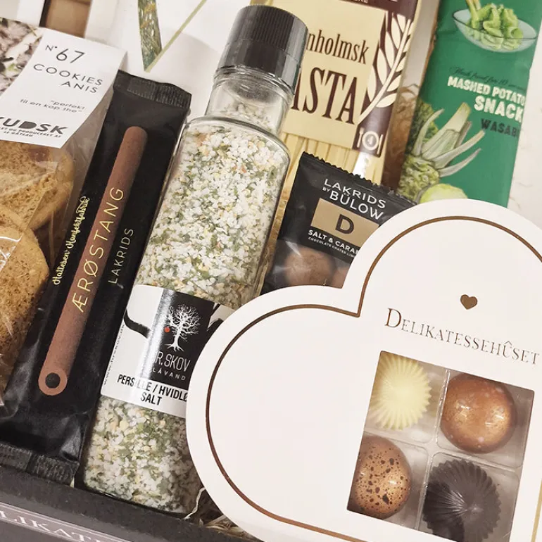 Stor gavekurv med hvidvin og danske specialiteter