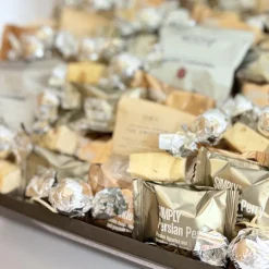 Stor 'sølv' gavekurv med chokolade og lakrids